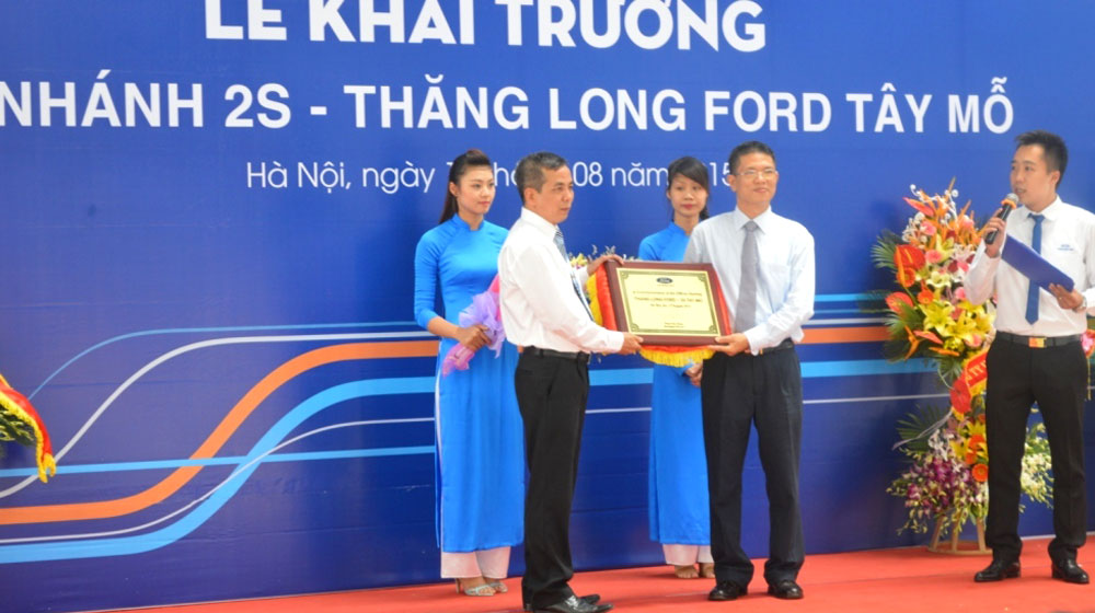 Thăng Long Ford mở rộng mạng lưới kinh doanh Tong-Giam-Doc-Ford-Viet-Nam-Pham-Van-Dung-(ben-phai)-tham-du-su-kien.jpg