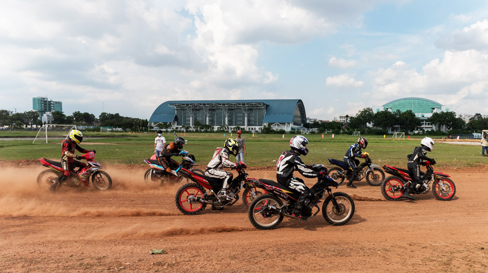 Xe máy “quậy” trên đường đất giữa Sài Gòn dua-xe-Phu-Tho-(1).jpg