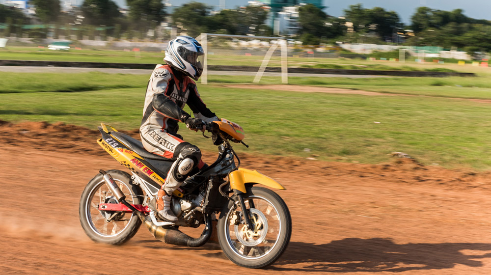 Xe máy “quậy” trên đường đất giữa Sài Gòn dua-xe-Phu-Tho-(10).jpg