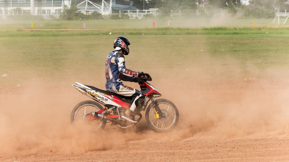 Xe máy “quậy” trên đường đất giữa Sài Gòn dua-xe-Phu-Tho-(2).jpg