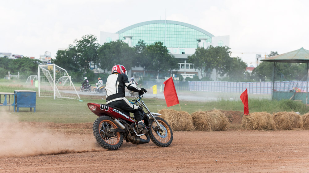 Xe máy “quậy” trên đường đất giữa Sài Gòn dua-xe-Phu-Tho-(4).jpg