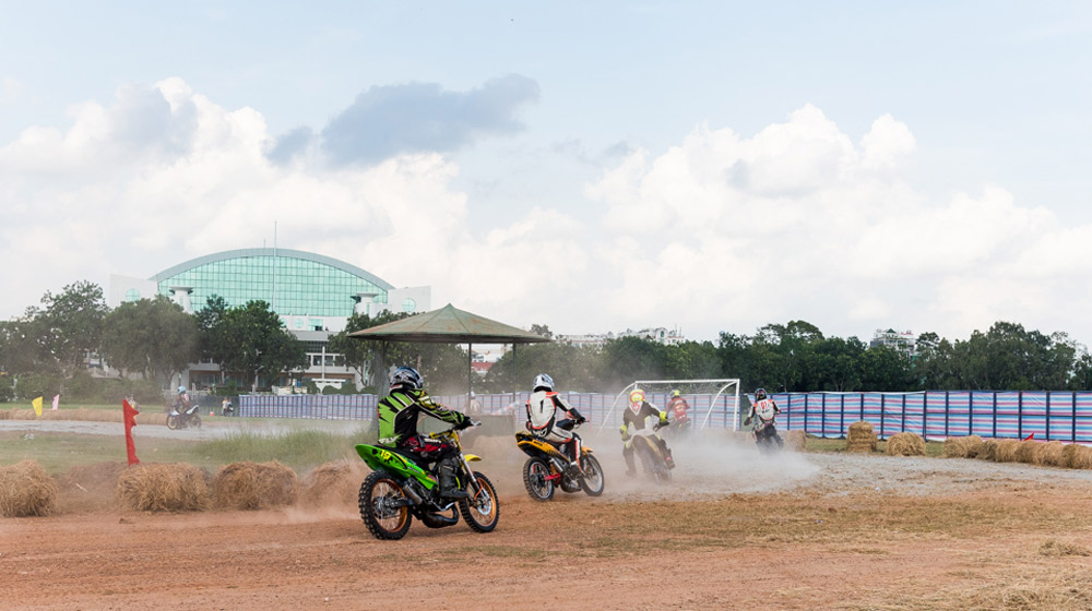 Xe máy “quậy” trên đường đất giữa Sài Gòn dua-xe-Phu-Tho-(5).jpg