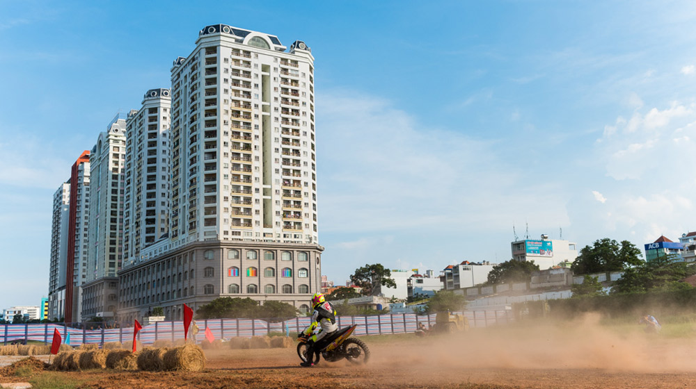 Xe máy “quậy” trên đường đất giữa Sài Gòn dua-xe-Phu-Tho-(7).jpg