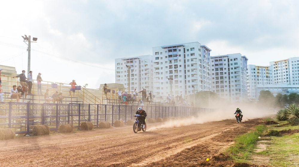 Xe máy “quậy” trên đường đất giữa Sài Gòn dua-xe-Phu-Tho-(8).jpg