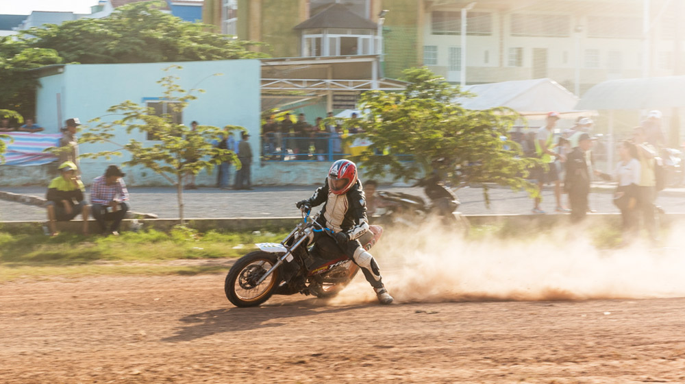 Xe máy “quậy” trên đường đất giữa Sài Gòn dua-xe-Phu-Tho-(9).jpg