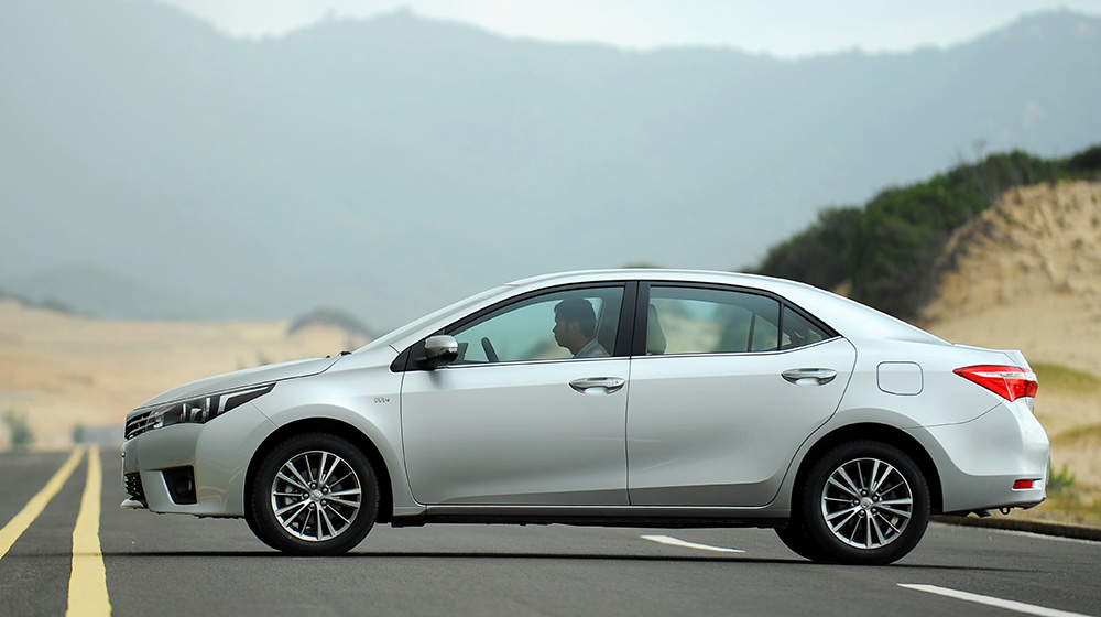 Chevrolet Cruze 2015 và Toyota Corolla Altis 2014: Cuộc so tài của Mỹ - Nhật Chevrolet_Cruze_Vs_Toyota_Corolla_Altis (9).jpg