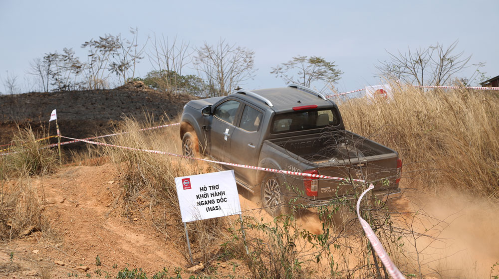 Khách hàng tại Nghệ An sắp được “off-road” cùng Nissan NP300 Navara nissan-vietnam (2).jpg