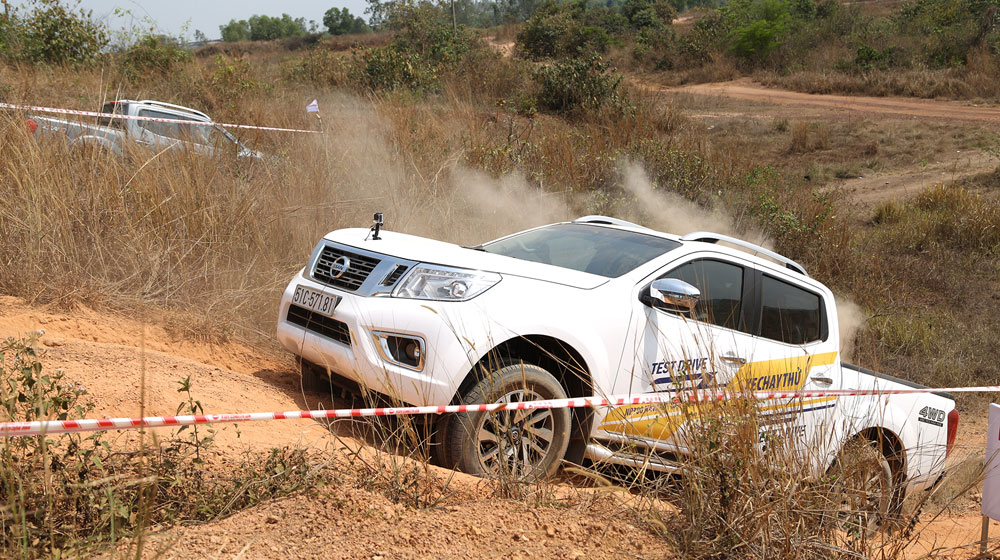 Khách hàng tại Nghệ An sắp được “off-road” cùng Nissan NP300 Navara nissan-vietnam (3).jpg