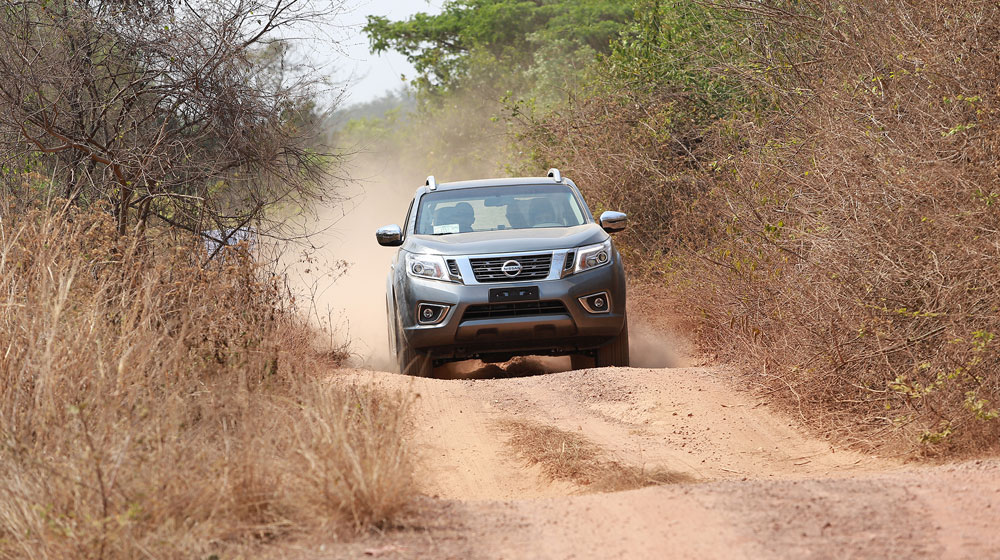 Khách hàng tại Nghệ An sắp được “off-road” cùng Nissan NP300 Navara nissan-vietnam (5).jpg