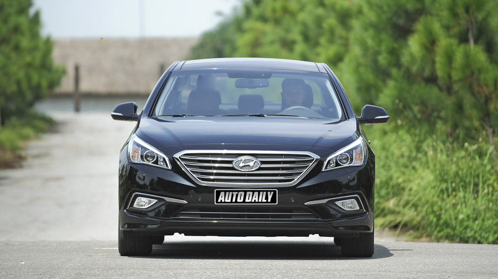 4 mẫu xe trong tầm giá từ 1-2 tỷ đồng đáng cân nhắc Hyundai Sonata 2014 (12).jpg