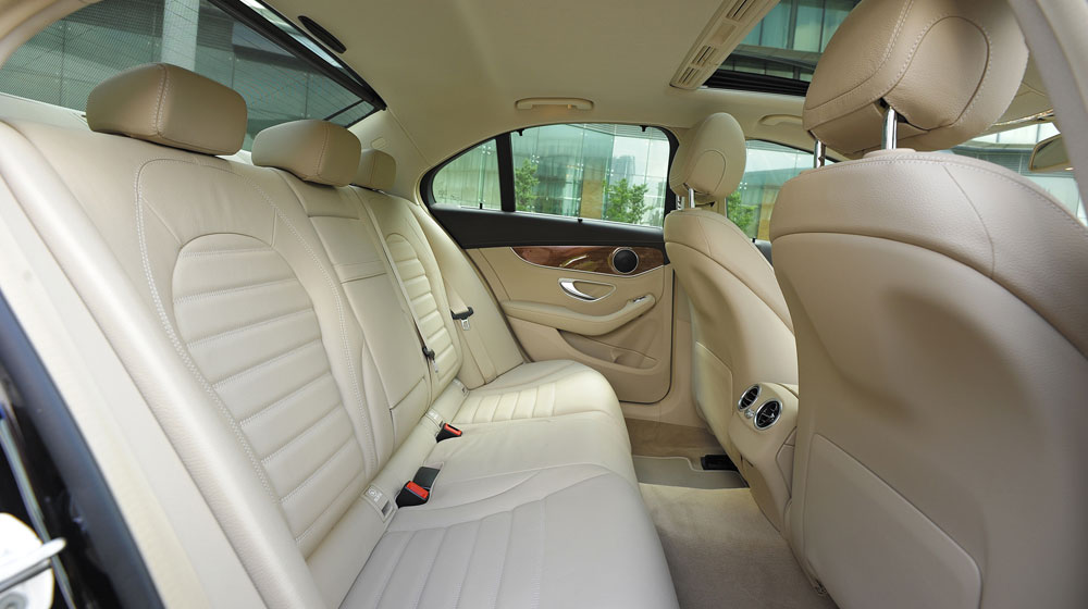 4 mẫu xe trong tầm giá từ 1-2 tỷ đồng đáng cân nhắc Mercedes-benz-C250-Exclusive-(42).jpg