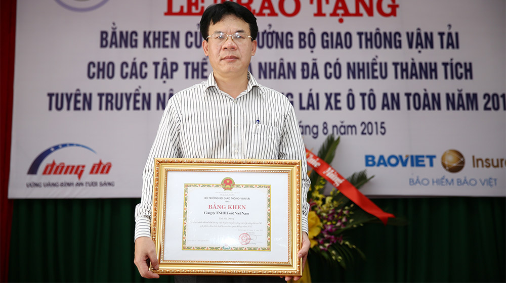 Ford Việt Nam đón nhận bằng khen của Bộ GTVT Ford VN (2).jpg