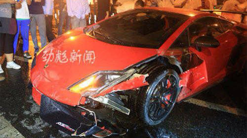 Say rượu, vượt đèn đỏ, đại gia Trung Quốc phá nát Lamborghini hàng hiếm lamborghini-gallardo-crash.jpg