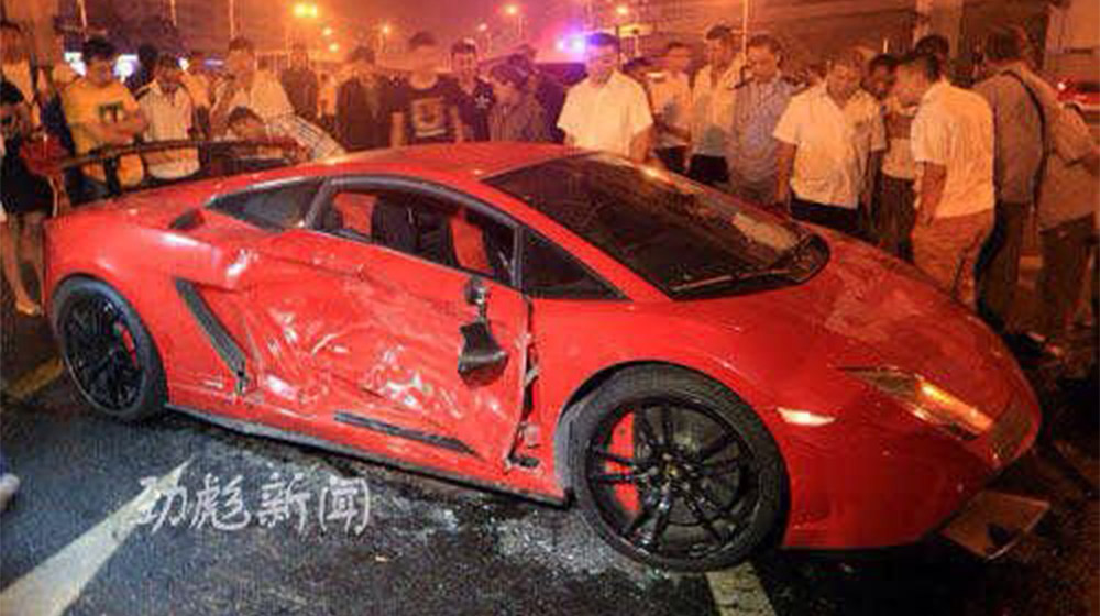 Say rượu, vượt đèn đỏ, đại gia Trung Quốc phá nát Lamborghini hàng hiếm lamborghini-gallardo-crash1.jpg