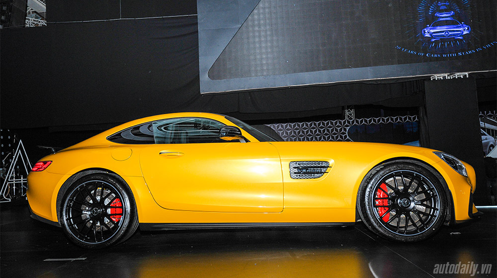 Mercedes giới thiệu bộ 3 xe hiệu suất cao AMG tại Hà Nội Mercedes-Benz AMG (1).jpg