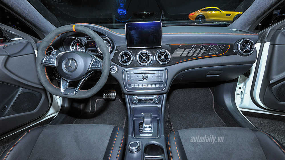 Mercedes giới thiệu bộ 3 xe hiệu suất cao AMG tại Hà Nội Mercedes-Benz AMG (8).jpg