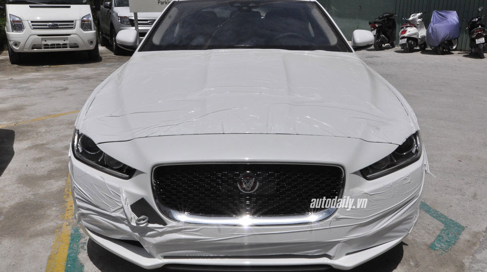 Jaguar XE 2015 đầu tiên cập cảng Việt Nam jaguar-xe-2015 (1).jpg