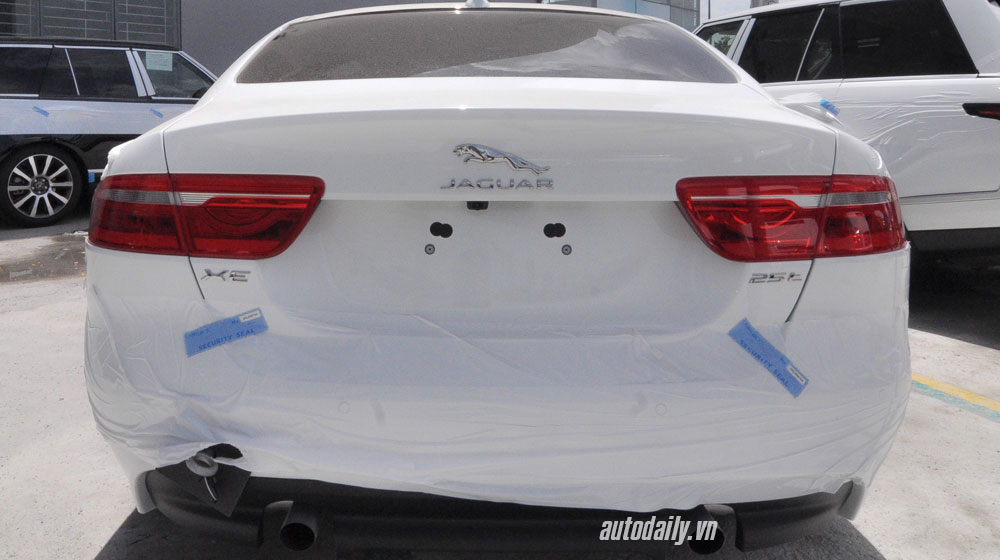 Jaguar XE 2015 đầu tiên cập cảng Việt Nam jaguar-xe-2015 (2).jpg