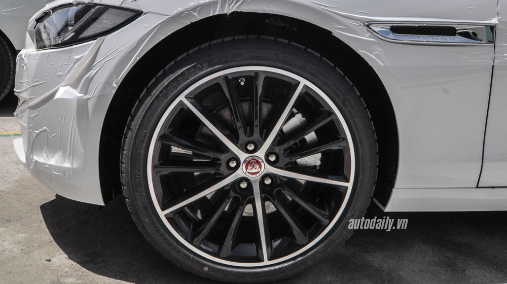 Ảnh chi tiết Jaguar XE 2015 vừa cập cảng Việt Nam jaguar-xe-2015 (5).jpg