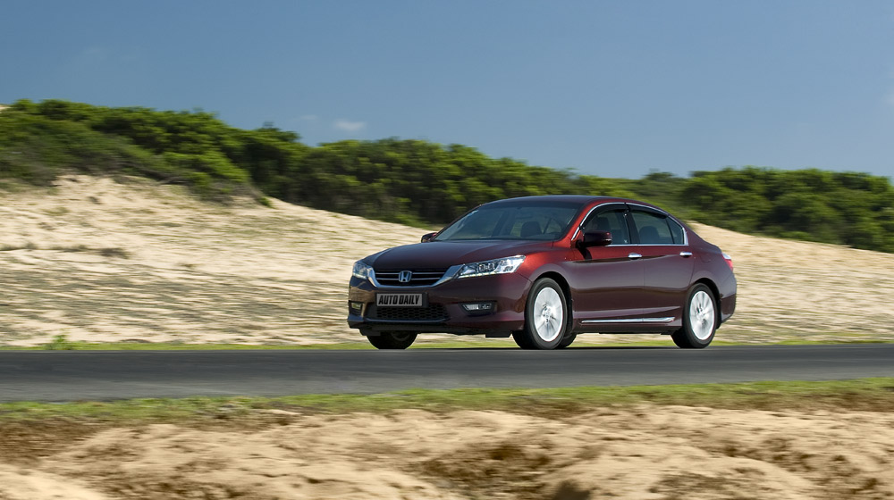 Honda Accord 2015 – Đi tìm sự khác biệt HondaAccord2015_10.jpg