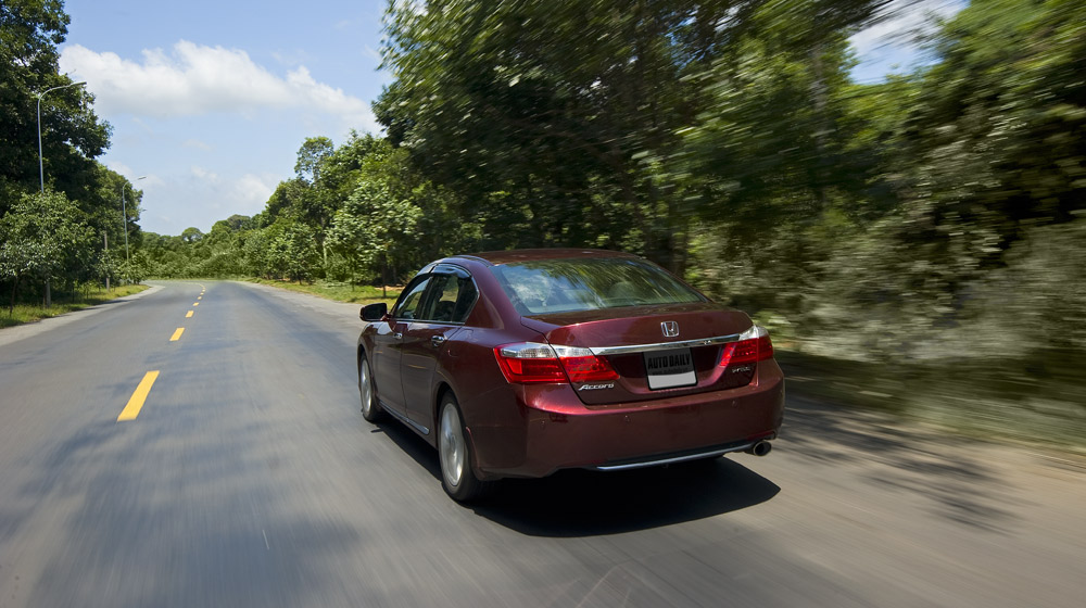 Ảnh vận hành Honda Accord 2015 HondaAccord2015_21.jpg