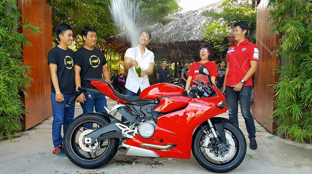 Johnny Trí Nguyễn tậu môtô khủng giá 577 triệu johnny.jpg