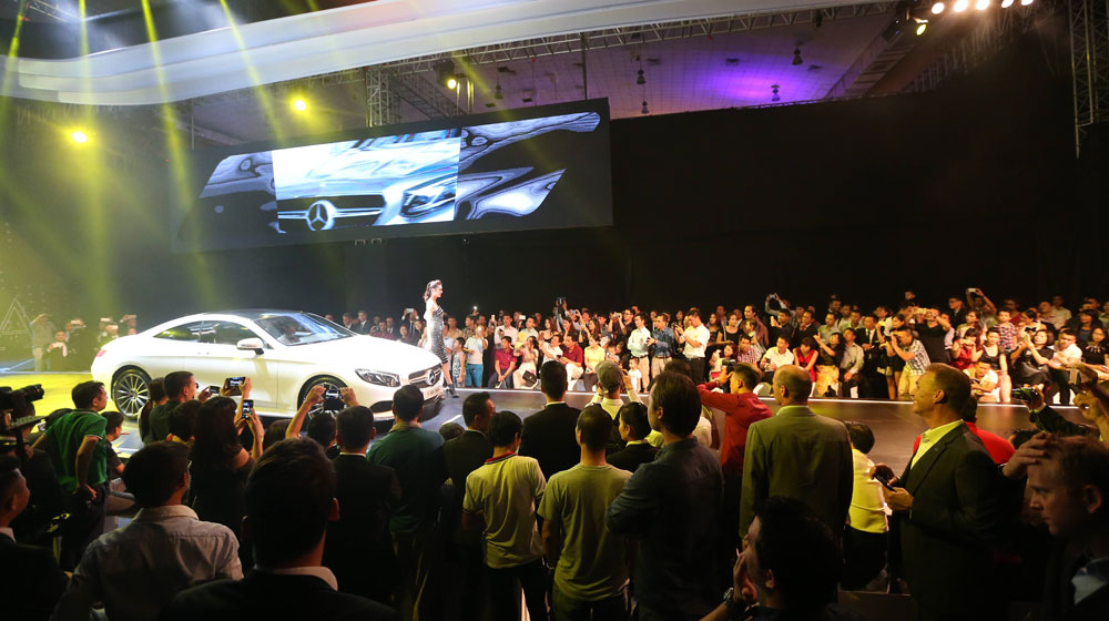 Mãn nhãn với màn trình diễn trên sàn catwalk của dàn xe “Mẹc” mercedes-fashion-week-2015 (2).jpg