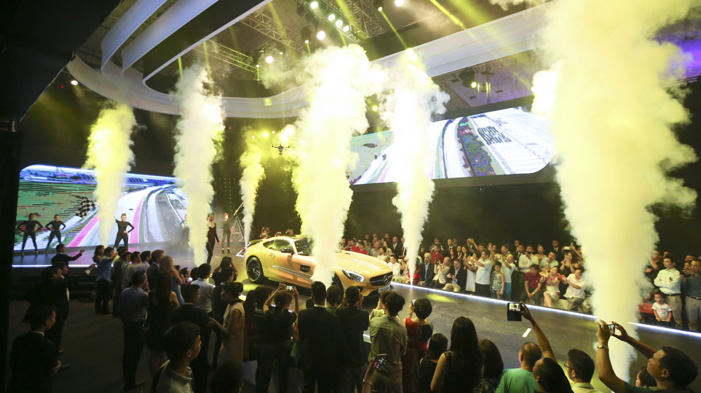 Mãn nhãn với màn trình diễn trên sàn catwalk của dàn xe “Mẹc” mercedes-fashion-week-2015 (3).jpg