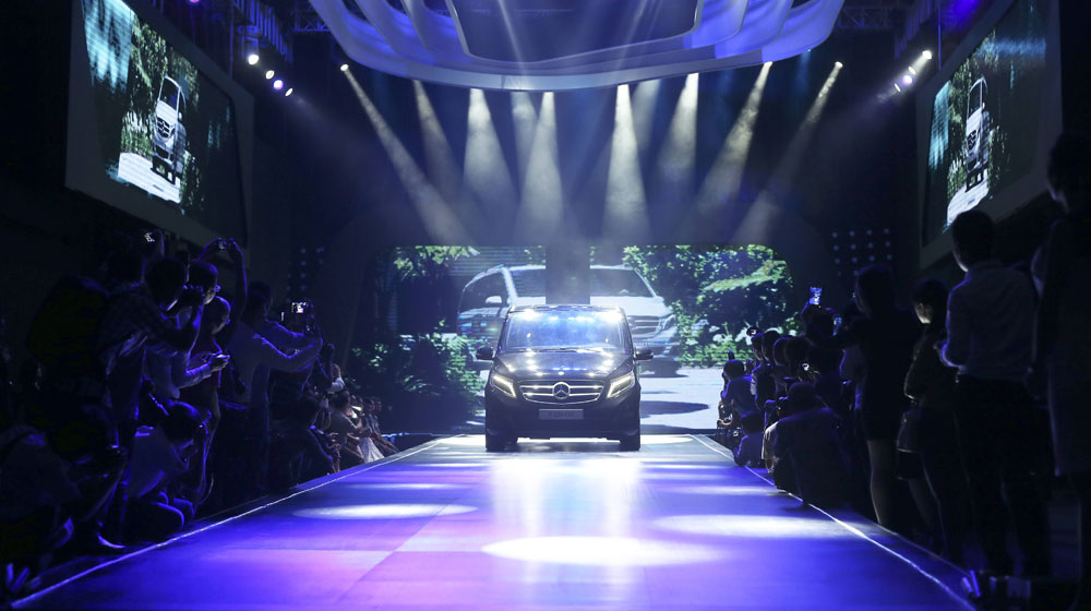Mãn nhãn với màn trình diễn trên sàn catwalk của dàn xe “Mẹc” mercedes-fashion-week-2015 (6).jpg