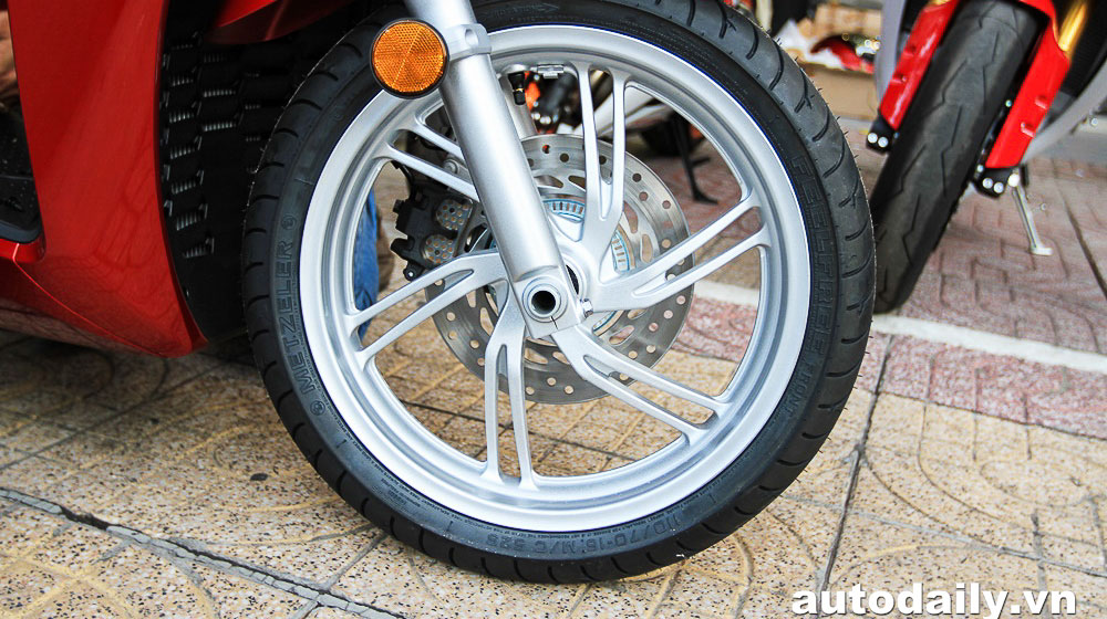 Ngắm chi tiết Honda SH300i 2015 đầu tiên tại Việt Nam sh300i-2016-(10).jpg