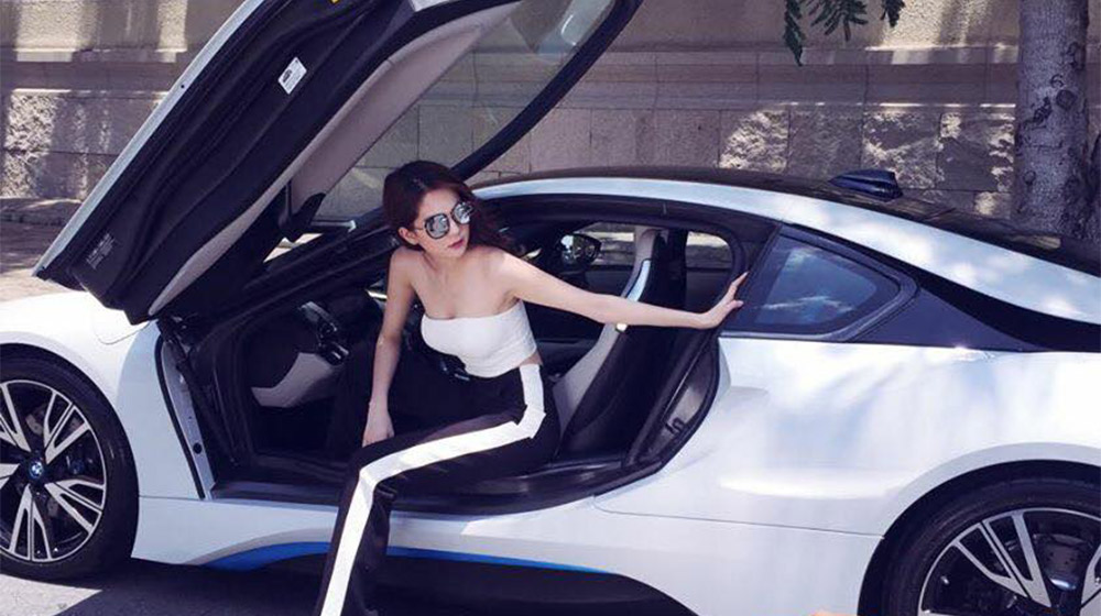 Thực hư chuyện Ngọc Trinh tậu bộ đôi siêu xe 