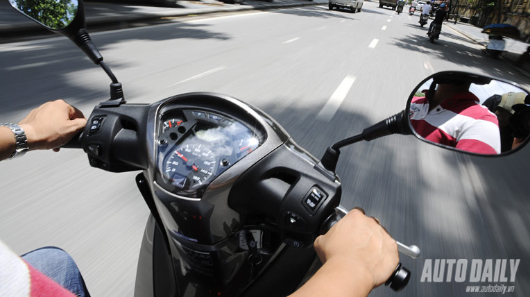 Người Việt mua SH giá ngang ôtô: Sĩ diện hay thực dụng? Honda_SH (1).jpg