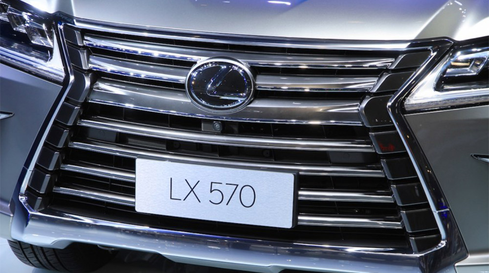Lexus LX570 2016 ra mắt tại Trung Quốc 2016-Lexus-LX-570-grille-at-the-2015-Chengdu-Motor-Show-900x600.jpg