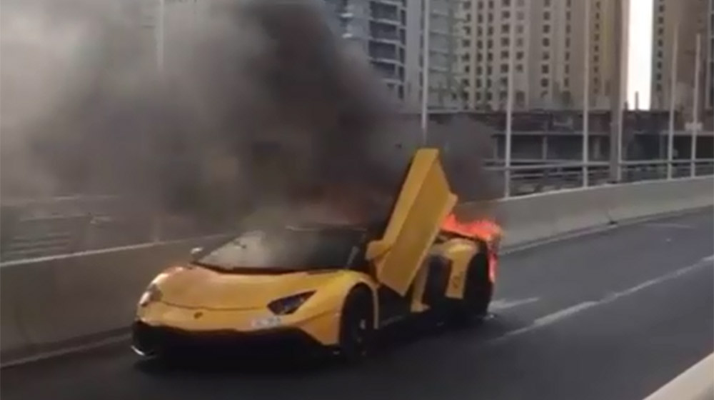 Video: Lamborghini Aventador bản kỷ niệm 50 cháy rụi trên đường Lamborghini Aventador ch&aacute;y (1).jpg