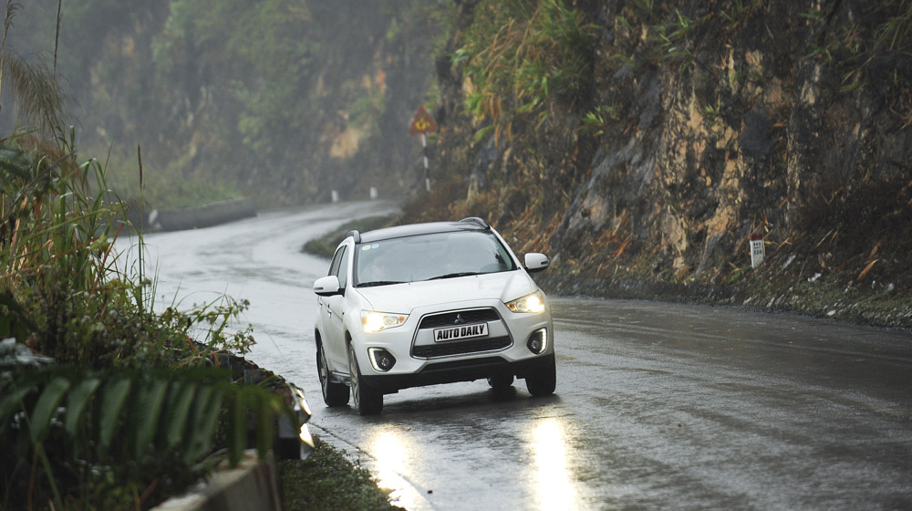 Chọn Mitsubishi Outlander Sport hay Hyundai Tucson? Outlander_vs_Tucson_2016 (13).jpg