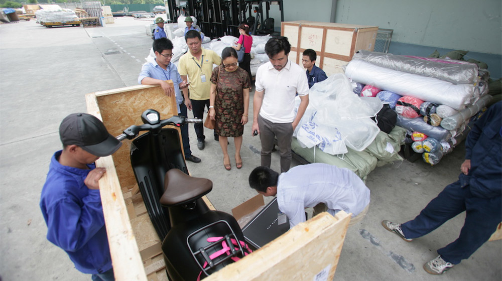 Đập thùng “siêu tay ga” Piaggio Vespa 946 Emporio Armani tại Việt Nam Vespa 946 (4).jpg