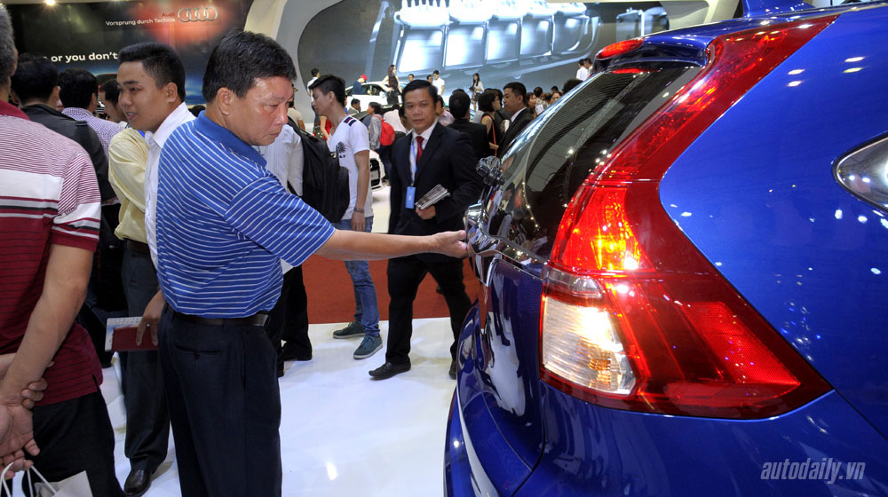 Người Việt “né” mua ôtô trong tháng “ngâu” oto.jpg