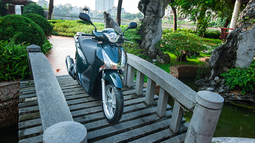 Vì sao Honda SH khiến người Việt “mê mẩn”? Honda SH 2015 (17).jpg