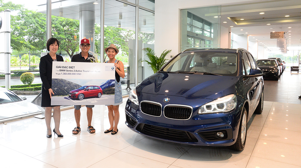 Người may mắn trúng xe BMW hơn 1 tỷ đồng là ai? BMW_trao_giai (2).JPG