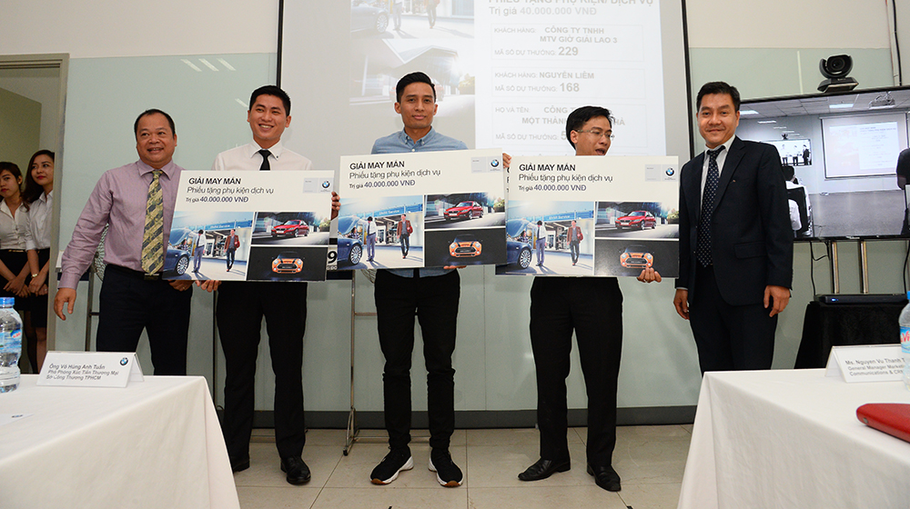 Người may mắn trúng xe BMW hơn 1 tỷ đồng là ai? BMW_trao_giai (9).JPG