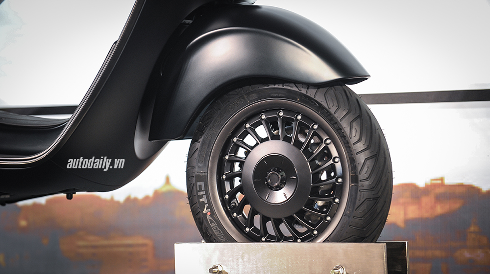 Ảnh chi tiết siêu phẩm Vespa 946 Emporio Armani Vespa_946_EA (3).jpg