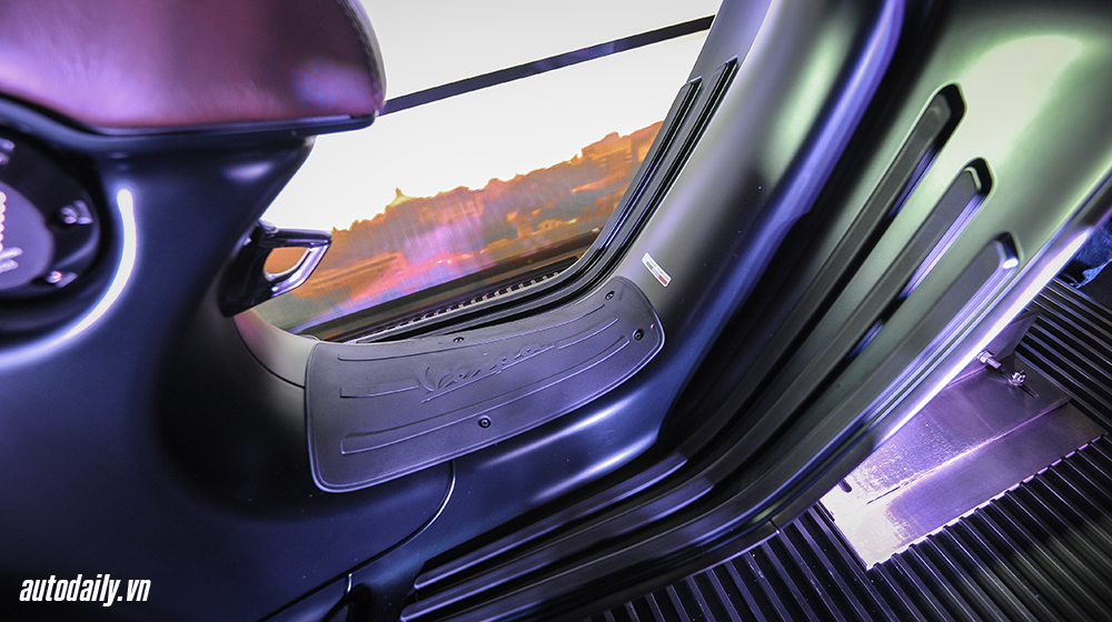 Ảnh chi tiết siêu phẩm Vespa 946 Emporio Armani Vespa_946_EA (5).jpg