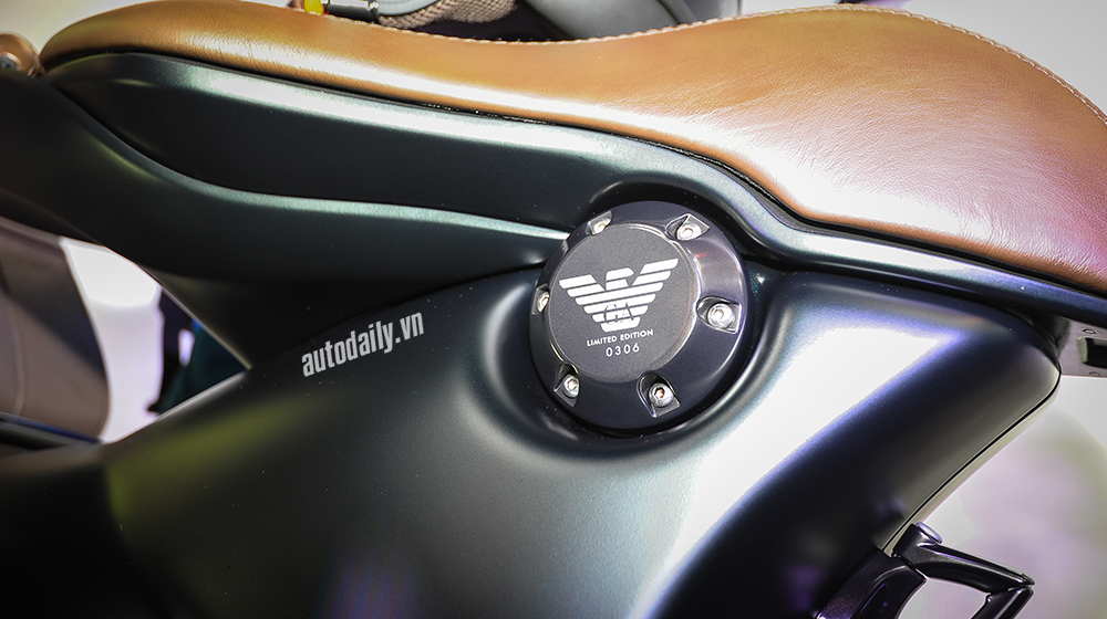 Ảnh chi tiết siêu phẩm Vespa 946 Emporio Armani Vespa_946_EA (6).jpg