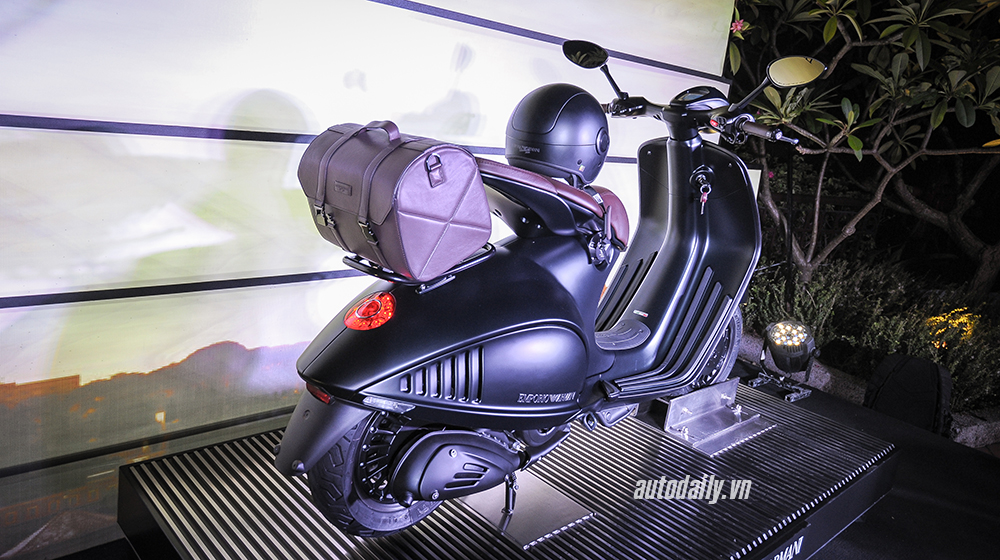 Ảnh chi tiết siêu phẩm Vespa 946 Emporio Armani Vespa_946_EA (9).jpg