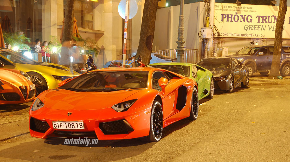 Dàn xe trăm tỷ lung linh dưới ánh đèn đêm Sài Gòn sieu-xe-sai-gon (1).jpg