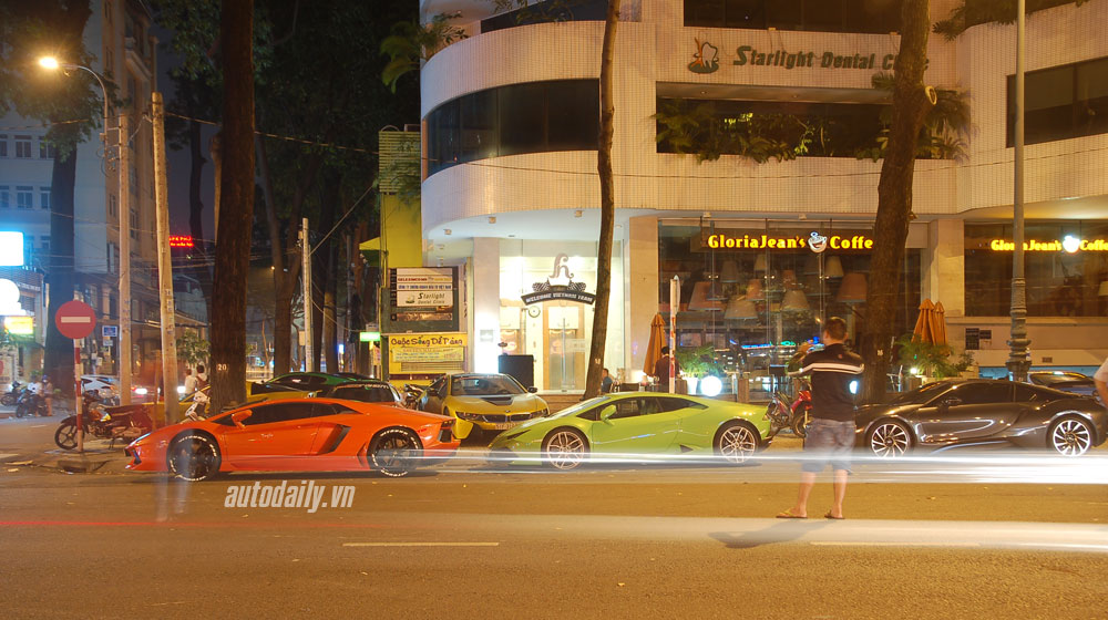 Dàn xe trăm tỷ lung linh dưới ánh đèn đêm Sài Gòn sieu-xe-sai-gon (12).jpg