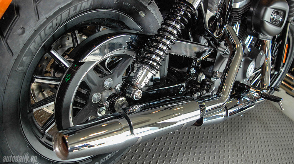 Ảnh chi tiết Harley Davidson Iron 883 màu sơn độc đáo tại Việt Nam Harley Davidson  (12).jpg