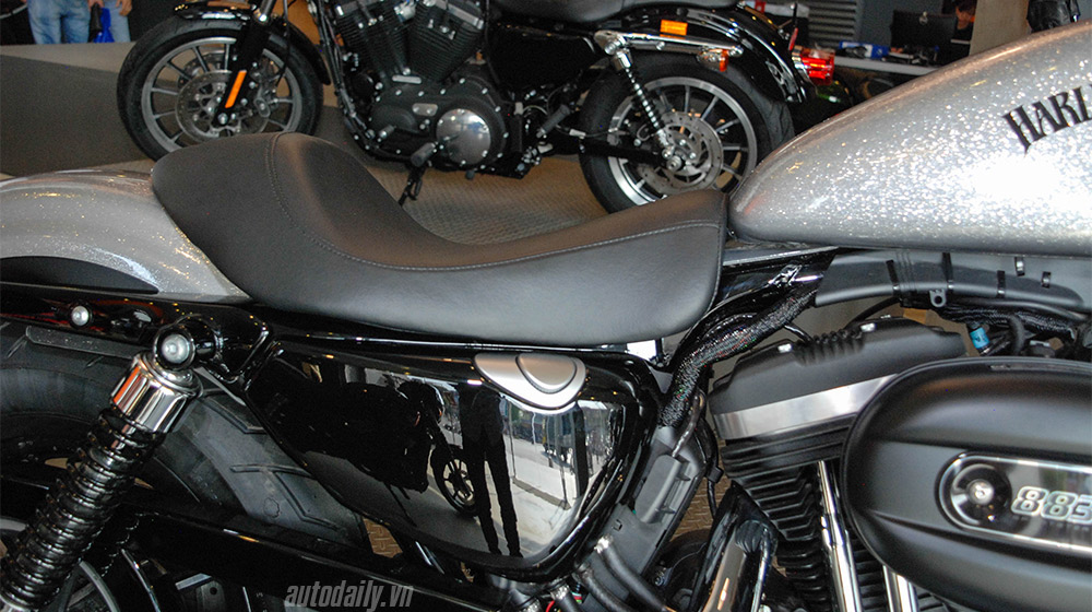 Ảnh chi tiết Harley Davidson Iron 883 màu sơn độc đáo tại Việt Nam Harley Davidson  (16).jpg