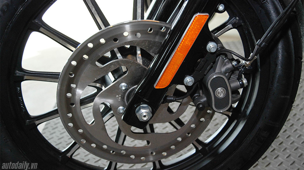 Ảnh chi tiết Harley Davidson Iron 883 màu sơn độc đáo tại Việt Nam Harley Davidson  (9).jpg