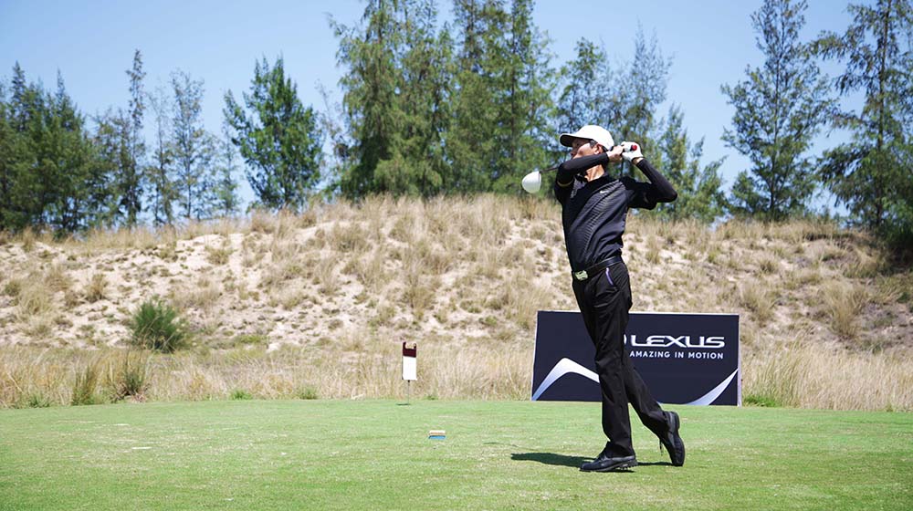 Lexus tổ chức thành công giải golf Lexus Cup 2015 Hinh golfer dang thi dau.jpg